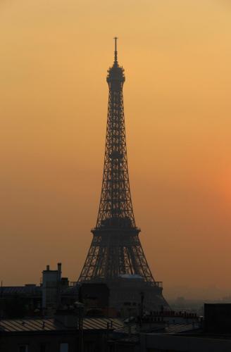 Eiffel Tower, foggy sunrise