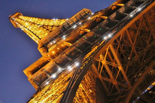 Eiffel Tower, hourly light-show